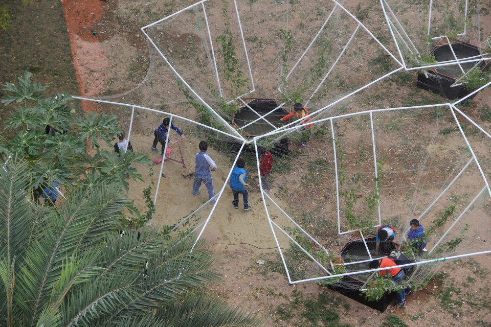 PVC架构的公共空间 public space framed by elevated PVC structure