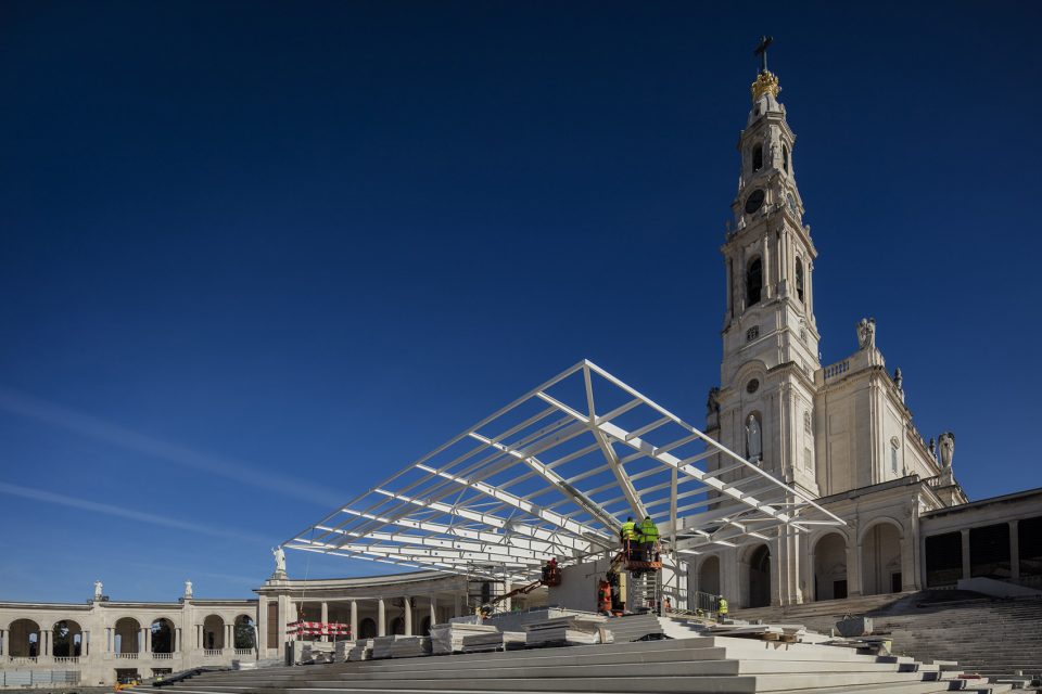 Outdoor Altar in the Prayer Area by Paula Santos Arquitectura