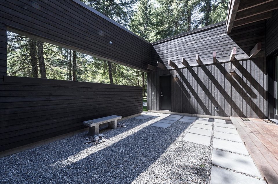 Courtyard House on a River by Robert Hutchison Architecture