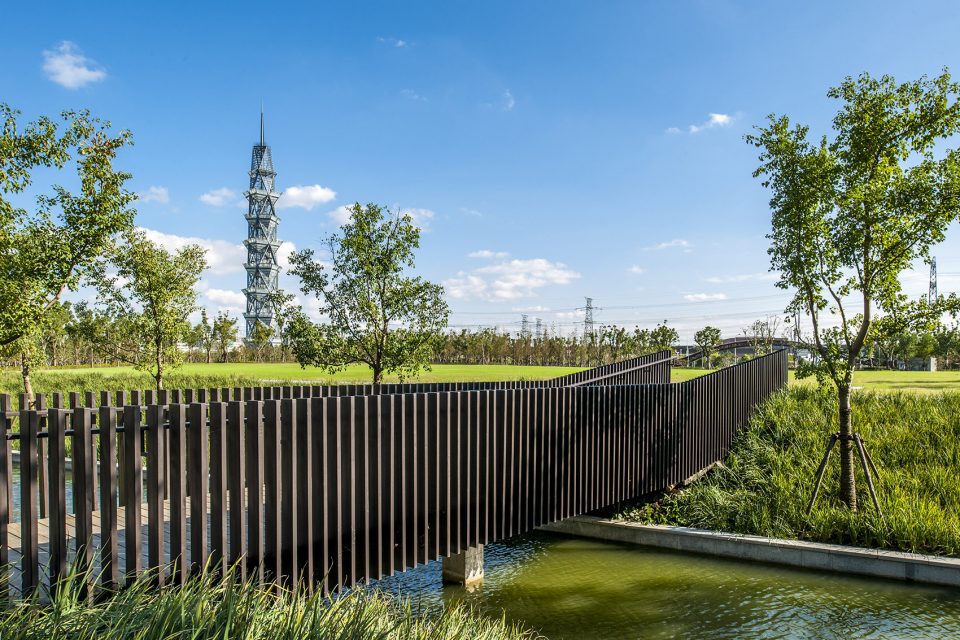 位于校园景观绿地之中的景观塔 located in the campus landscape observation tower ECADI