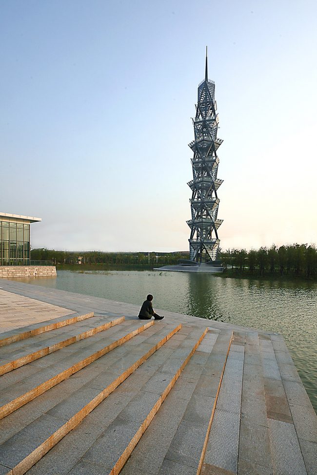 图书馆前人工湖畔的景观塔 The observation tower is located besides the lake in front of the universitys library. observation tower ECADI