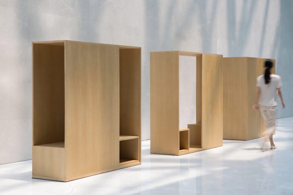 public seating separation and connection shel han