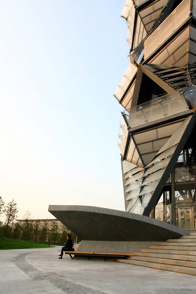 混凝土基座四面出挑的“花瓣”,创造休憩空间 The petals on the four sides of the concrete base create a recreation space. observation tower ECADI