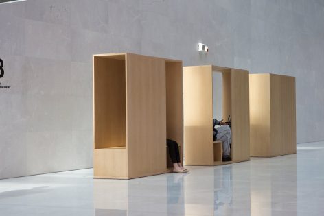 public seating separation and connection shel han