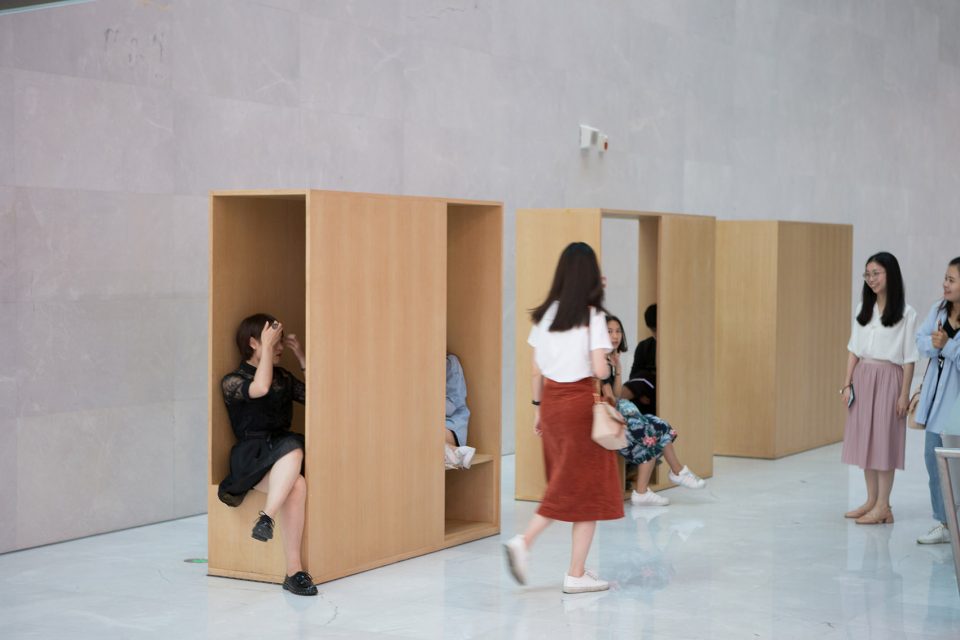 public seating separation and connection shel han