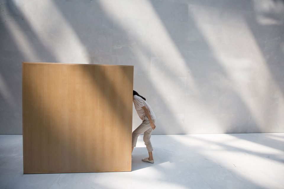 public seating separation and connection shel han