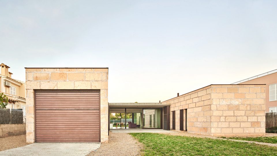CASA ES CARNATGE by Miel Arquitectos