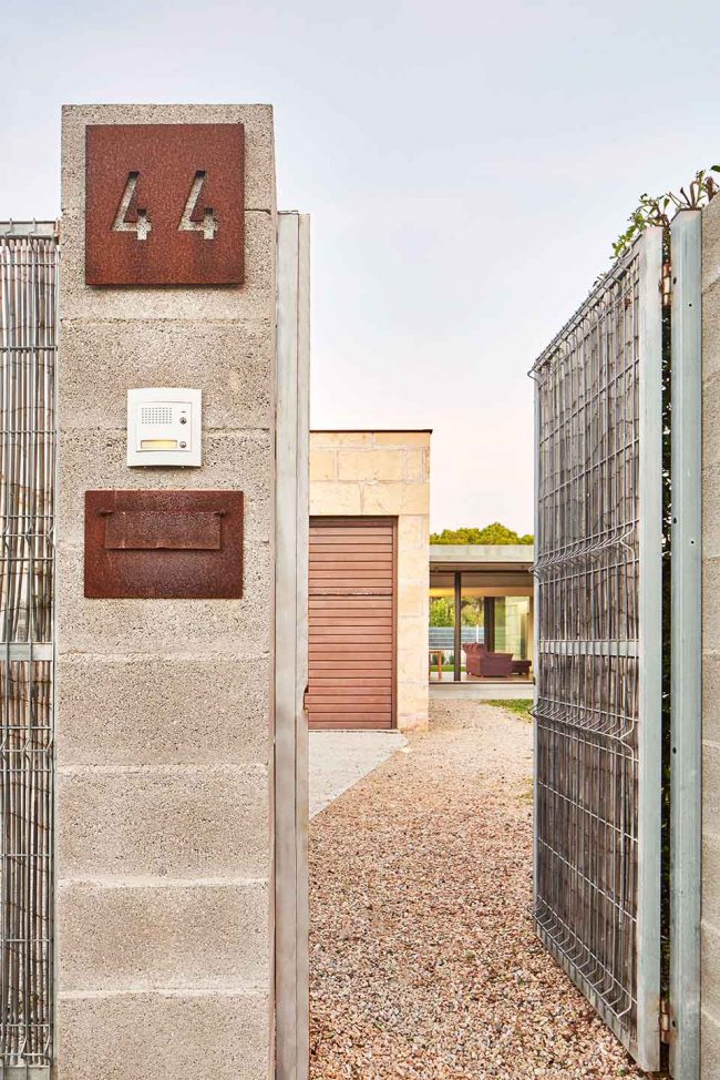 CASA ES CARNATGE by Miel Arquitectos
