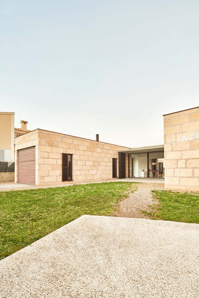 CASA ES CARNATGE by Miel Arquitectos