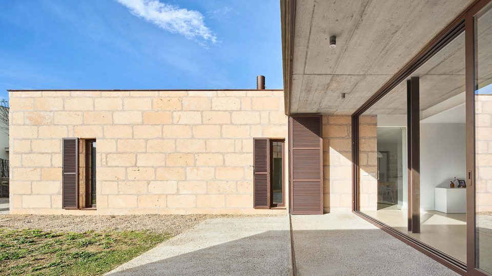 CASA ES CARNATGE by Miel Arquitectos