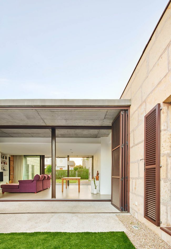 CASA ES CARNATGE by Miel Arquitectos