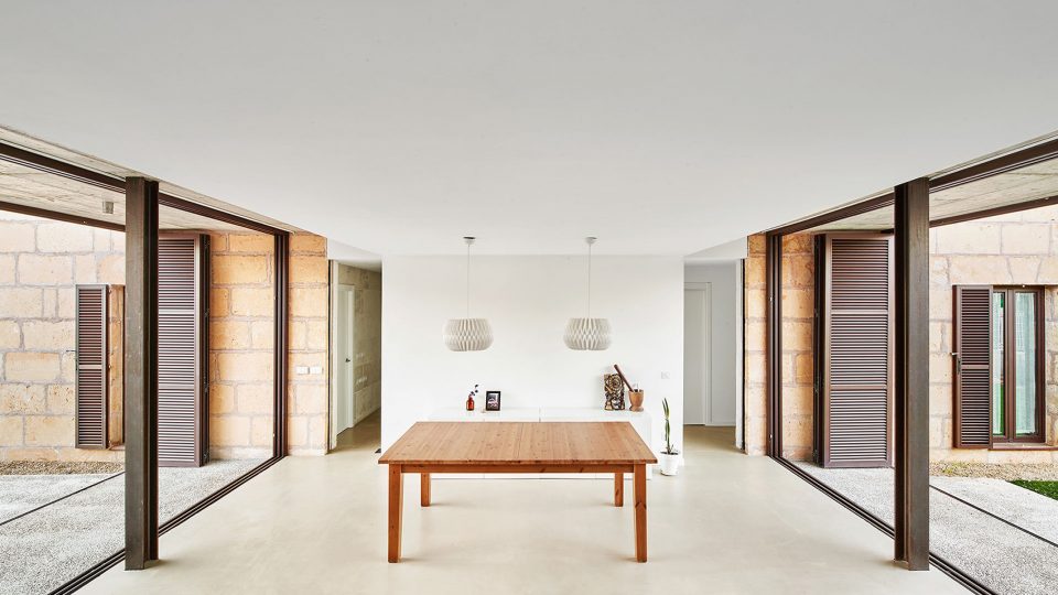 CASA ES CARNATGE by Miel Arquitectos