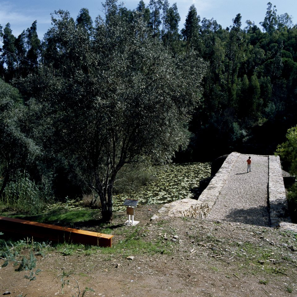 resting area in santa clara a velha by jose adriao arquitectos