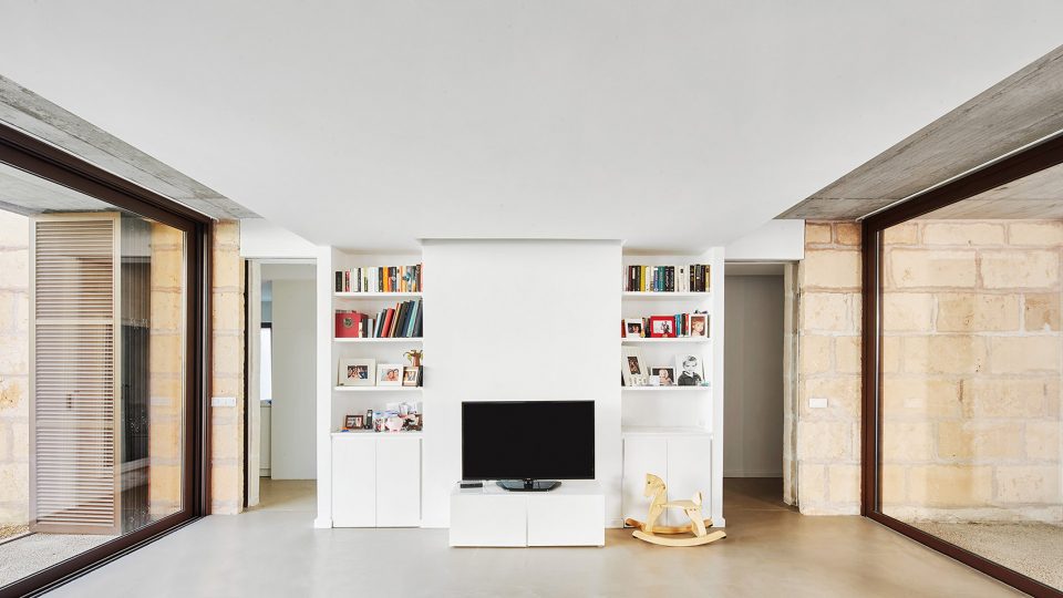CASA ES CARNATGE by Miel Arquitectos