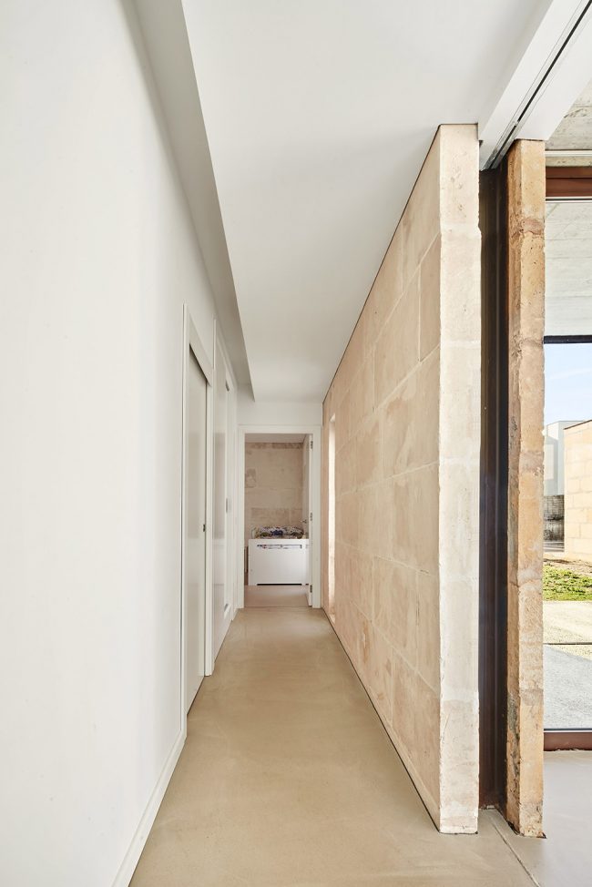 CASA ES CARNATGE by Miel Arquitectos