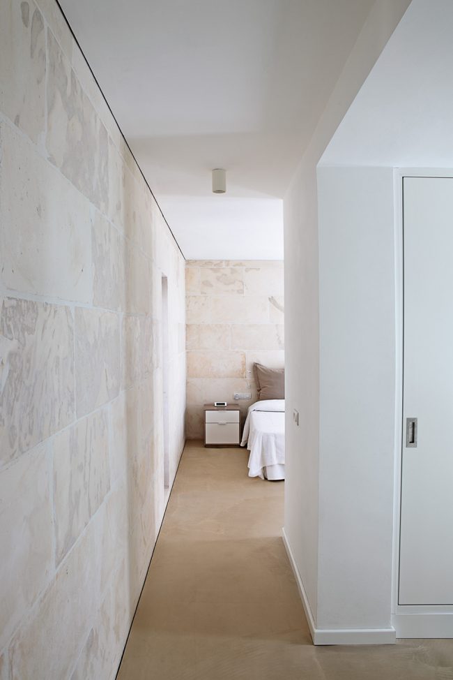 CASA ES CARNATGE by Miel Arquitectos