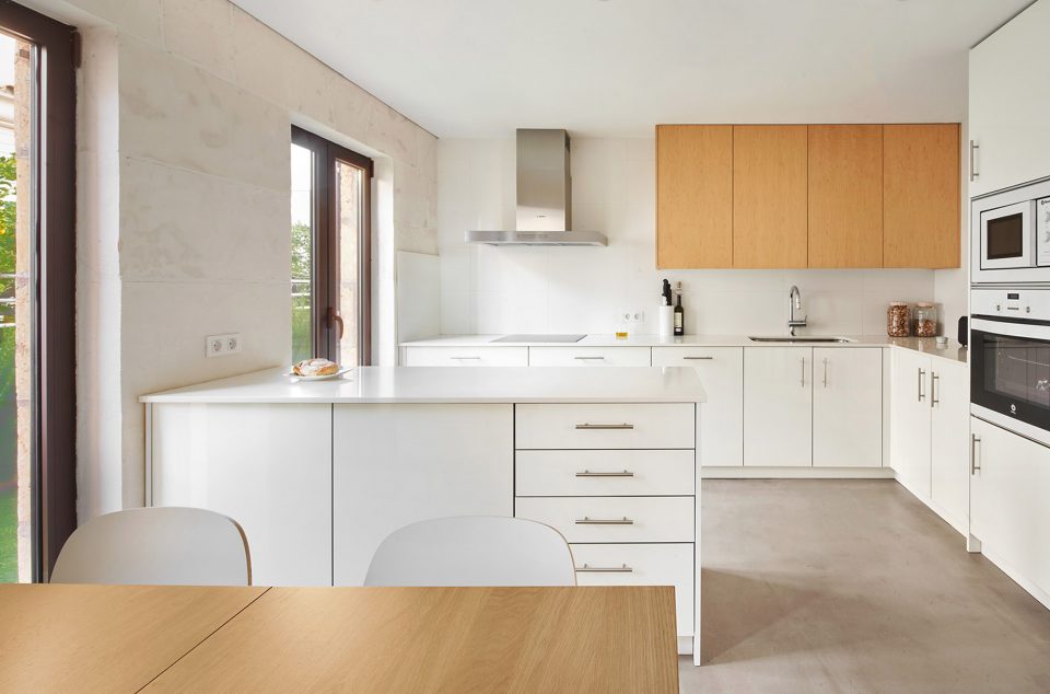 CASA ES CARNATGE by Miel Arquitectos