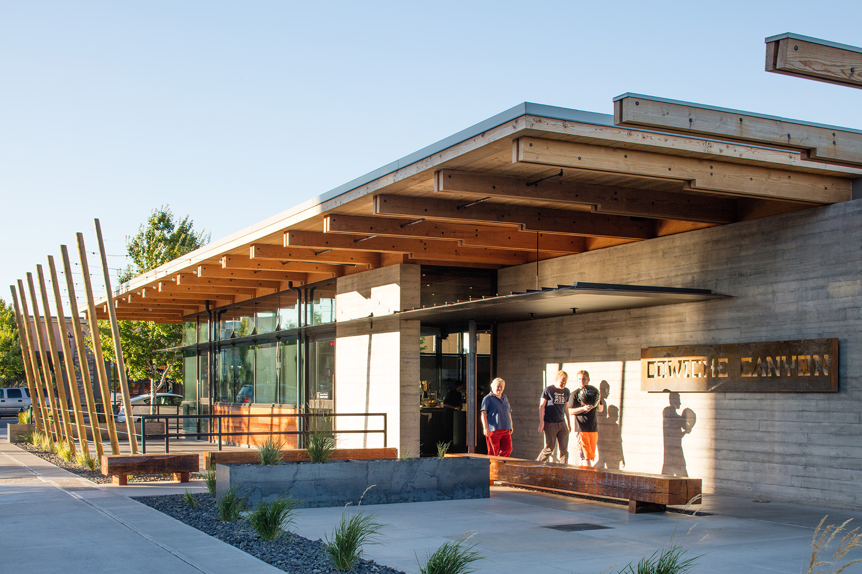 Cowiche Canyon Kitchen and Icehouse Bar by Graham Baba Architects 谷德设计网