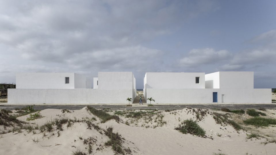 detached houses at praia do estoril by jose adriao arquitectos