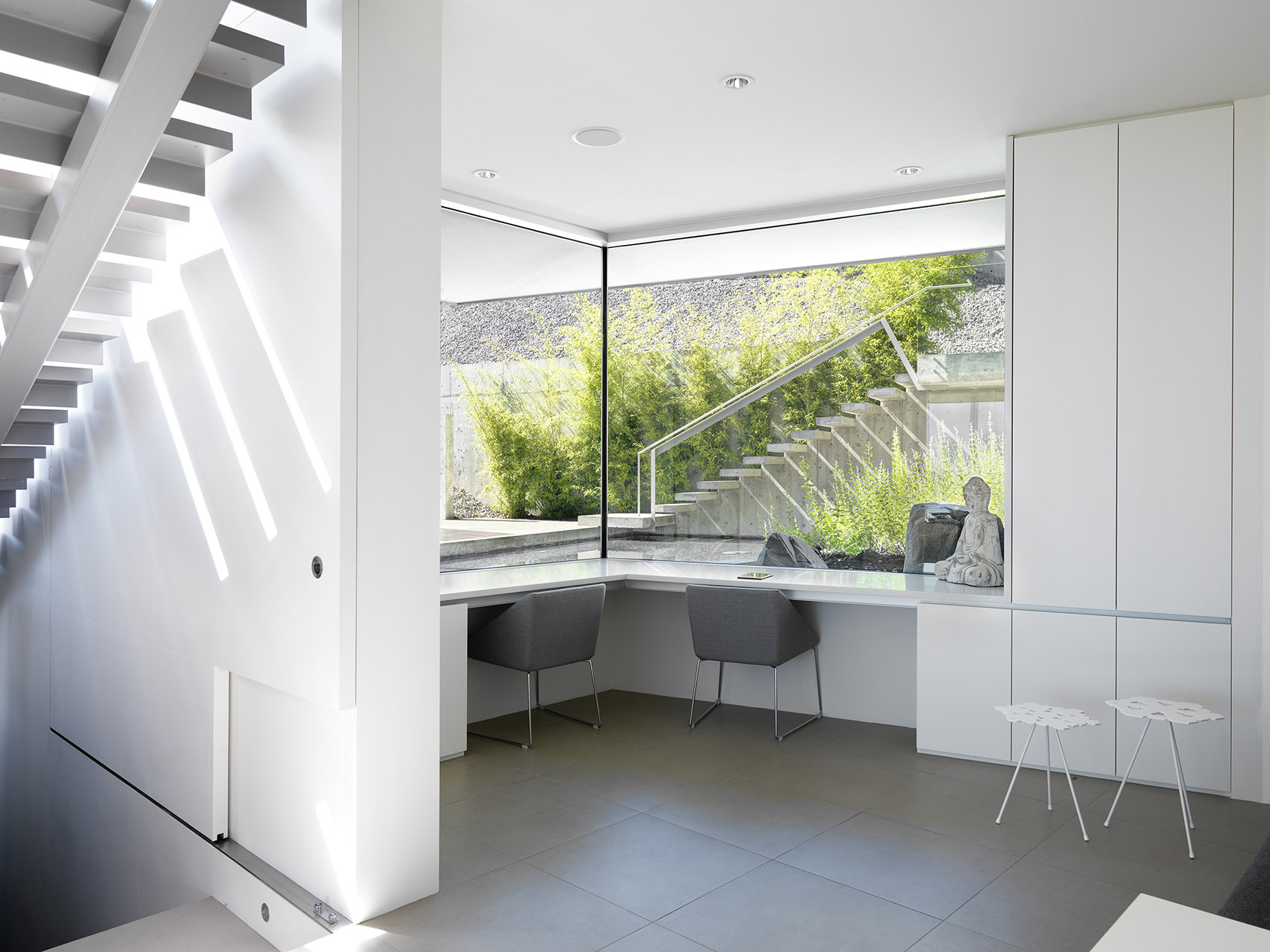 Esquimalt House, West Vancouver, Canada by McLeod Bovell Modern Houses