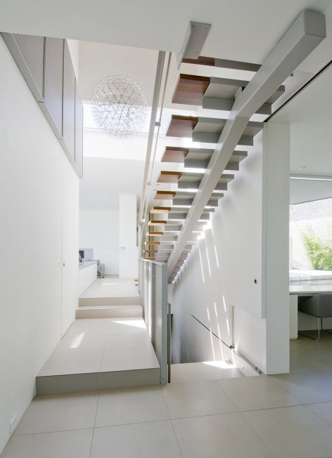 Esquimalt House West Vancouver Canada by McLeod Bovell Modern Houses