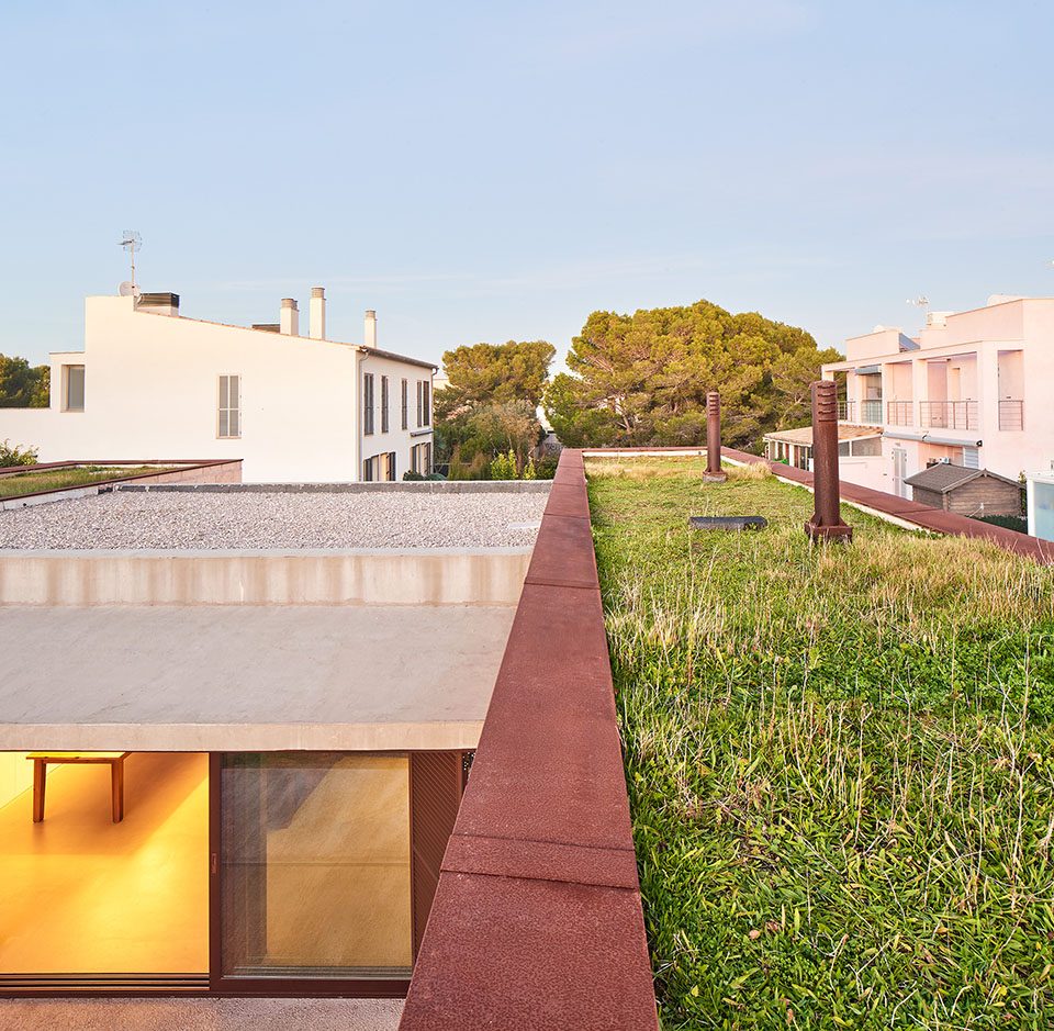CASA ES CARNATGE by Miel Arquitectos