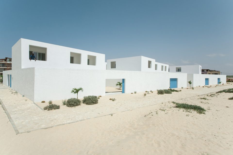 detached houses at praia do estoril by jose adriao arquitectos