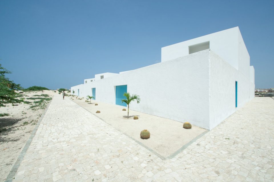 detached houses at praia do estoril by jose adriao arquitectos