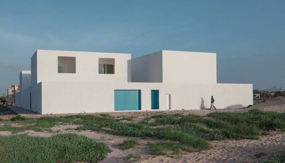 detached houses at praia do estoril by jose adriao arquitectos