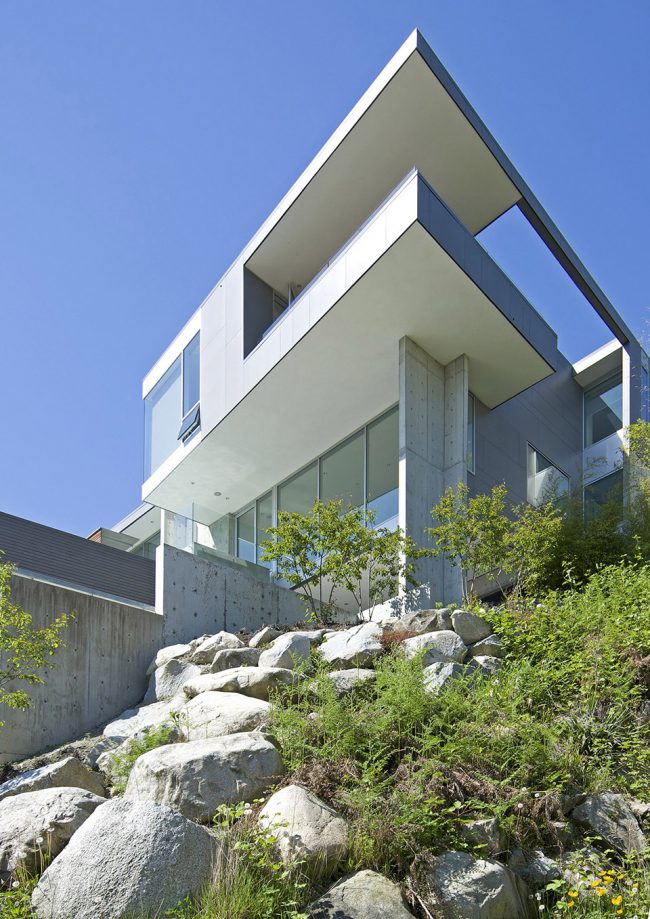 Esquimalt House West Vancouver Canada by McLeod Bovell Modern Houses