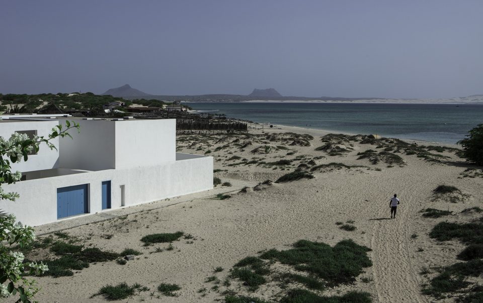 detached houses at praia do estoril by jose adriao arquitectos