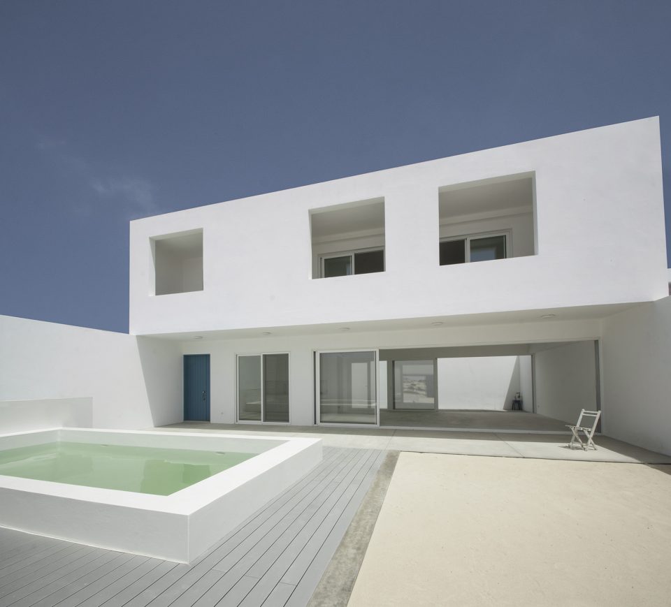detached houses at praia do estoril by jose adriao arquitectos