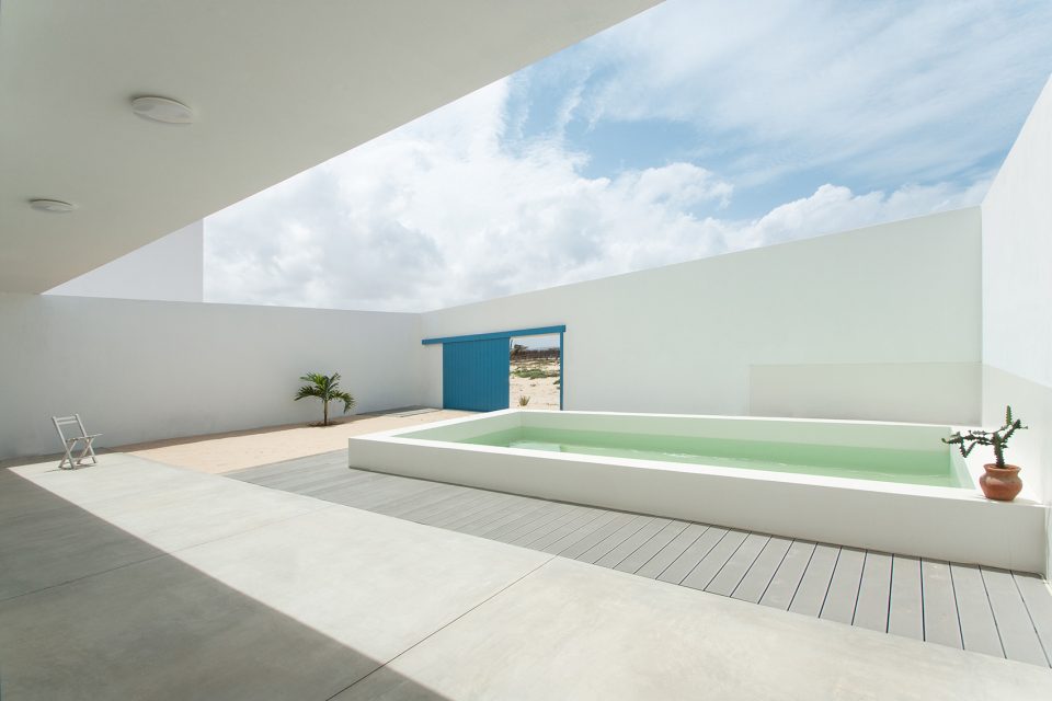 detached houses at praia do estoril by jose adriao arquitectos