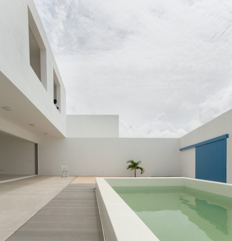 detached houses at praia do estoril by jose adriao arquitectos