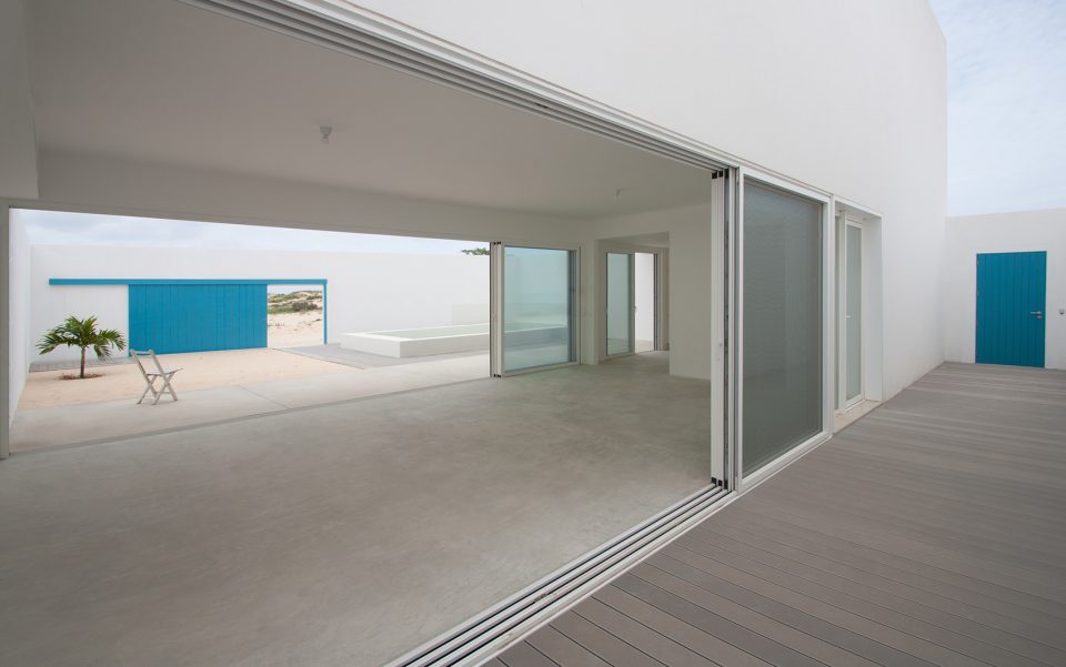 detached houses at praia do estoril by jose adriao arquitectos