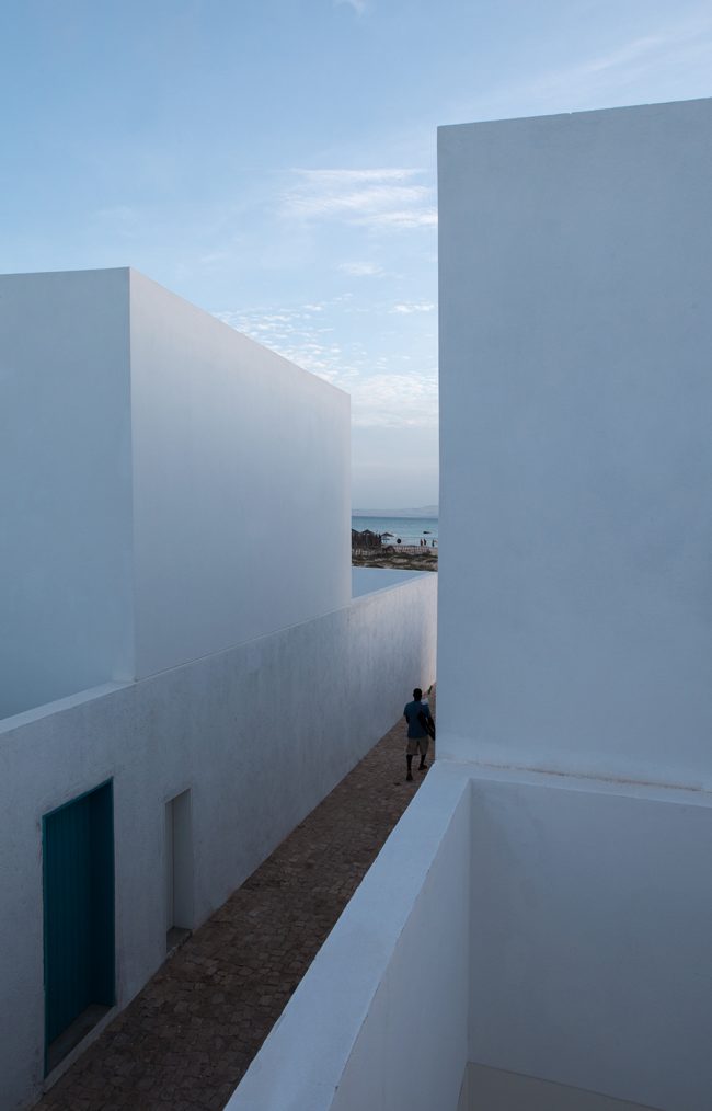 detached houses at praia do estoril by jose adriao arquitectos