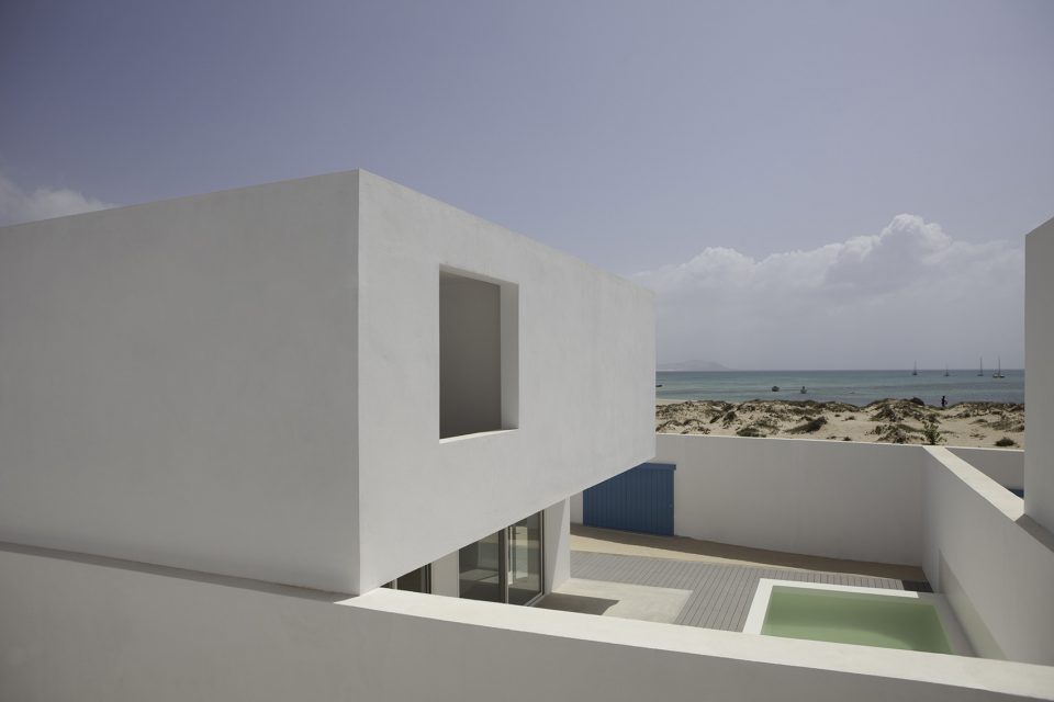 detached houses at praia do estoril by jose adriao arquitectos