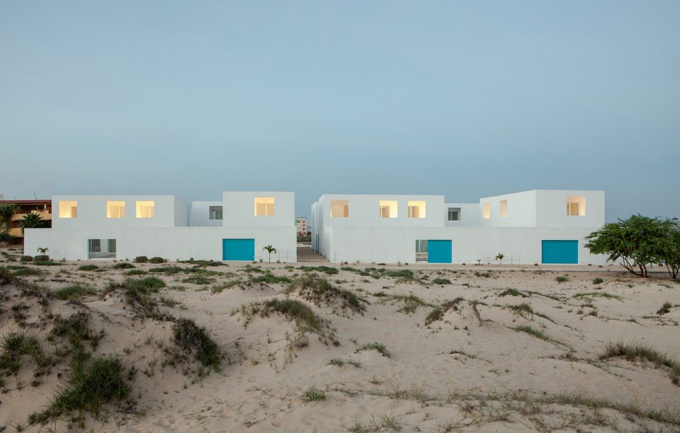 detached houses at praia do estoril by jose adriao arquitectos