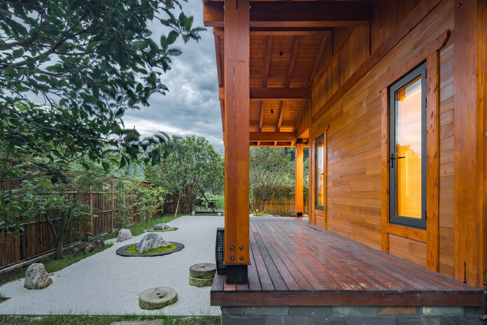 American style3 wood structure resort villa