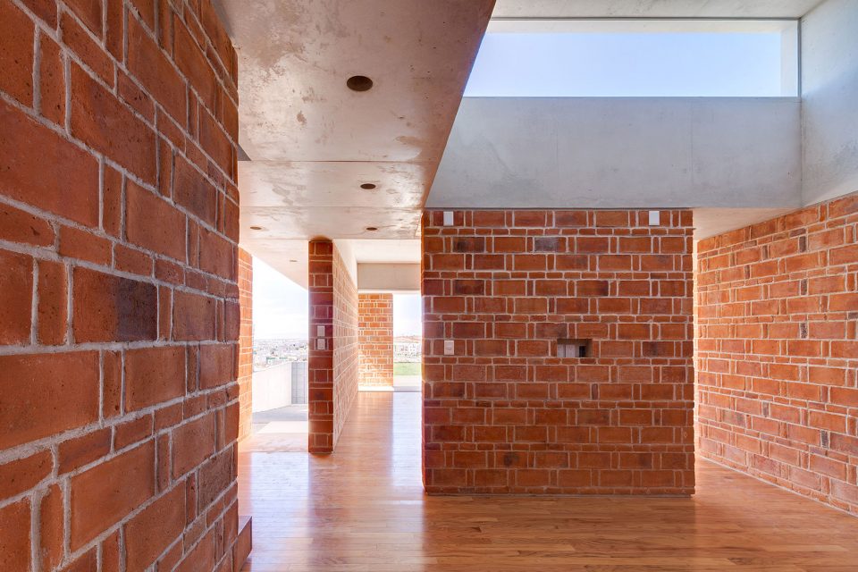 EM House by Ambrosi Etchegaray