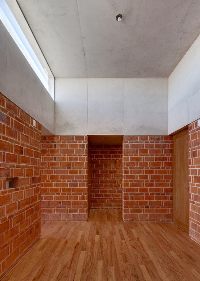 EM House by Ambrosi Etchegaray