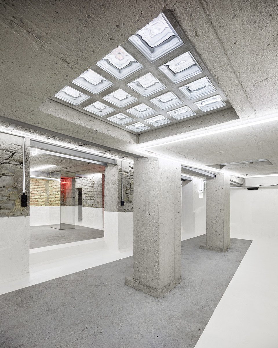 Renovation of a Showroom by idA