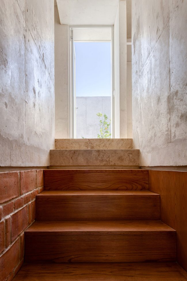 EM House by Ambrosi Etchegaray