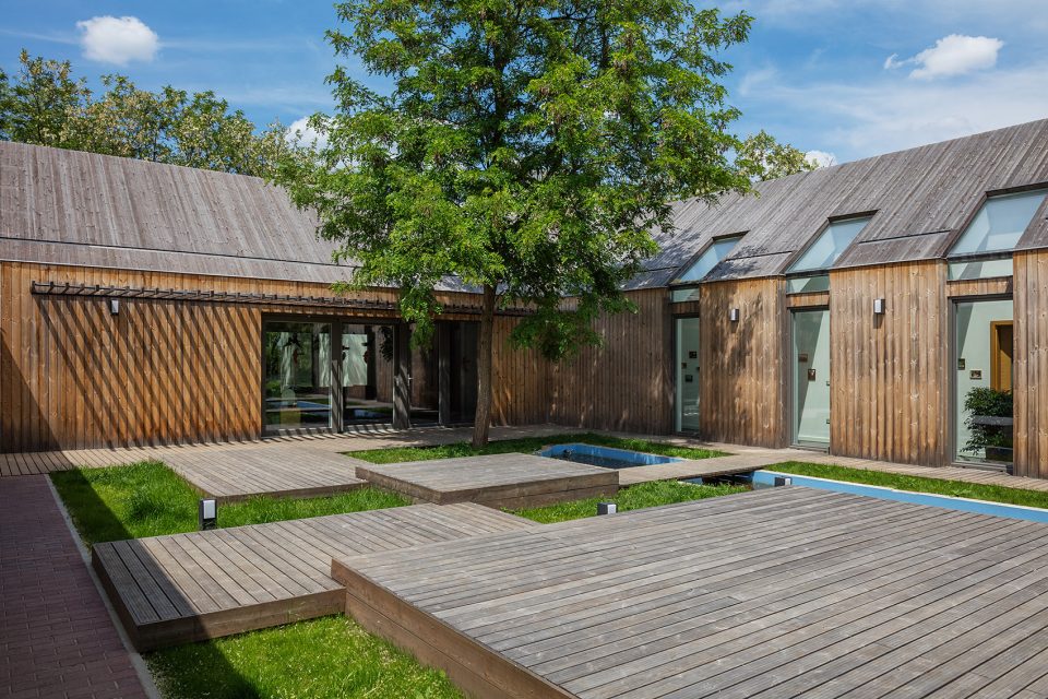 wooden house by András Varsányi Péter Pozsár Norbert Vas