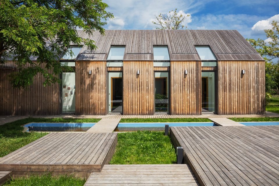wooden house by András Varsányi Péter Pozsár Norbert Vas