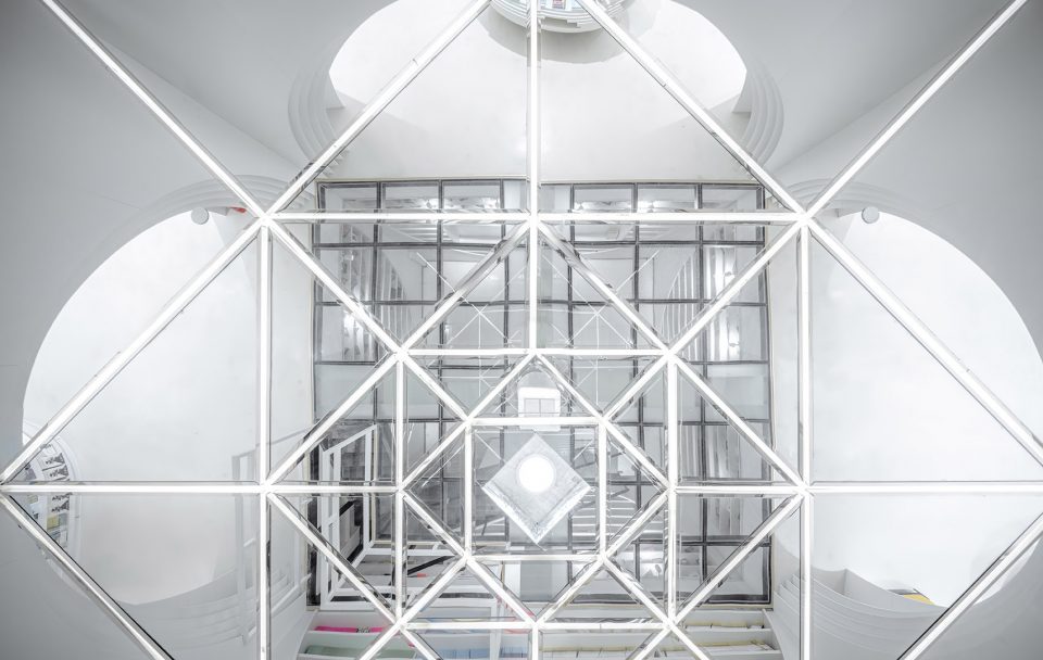 White Comedy of Xi’an Zhongshu Bookstore China by Wutopia Lab