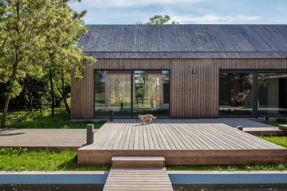 wooden house by András Varsányi Péter Pozsár Norbert Vas