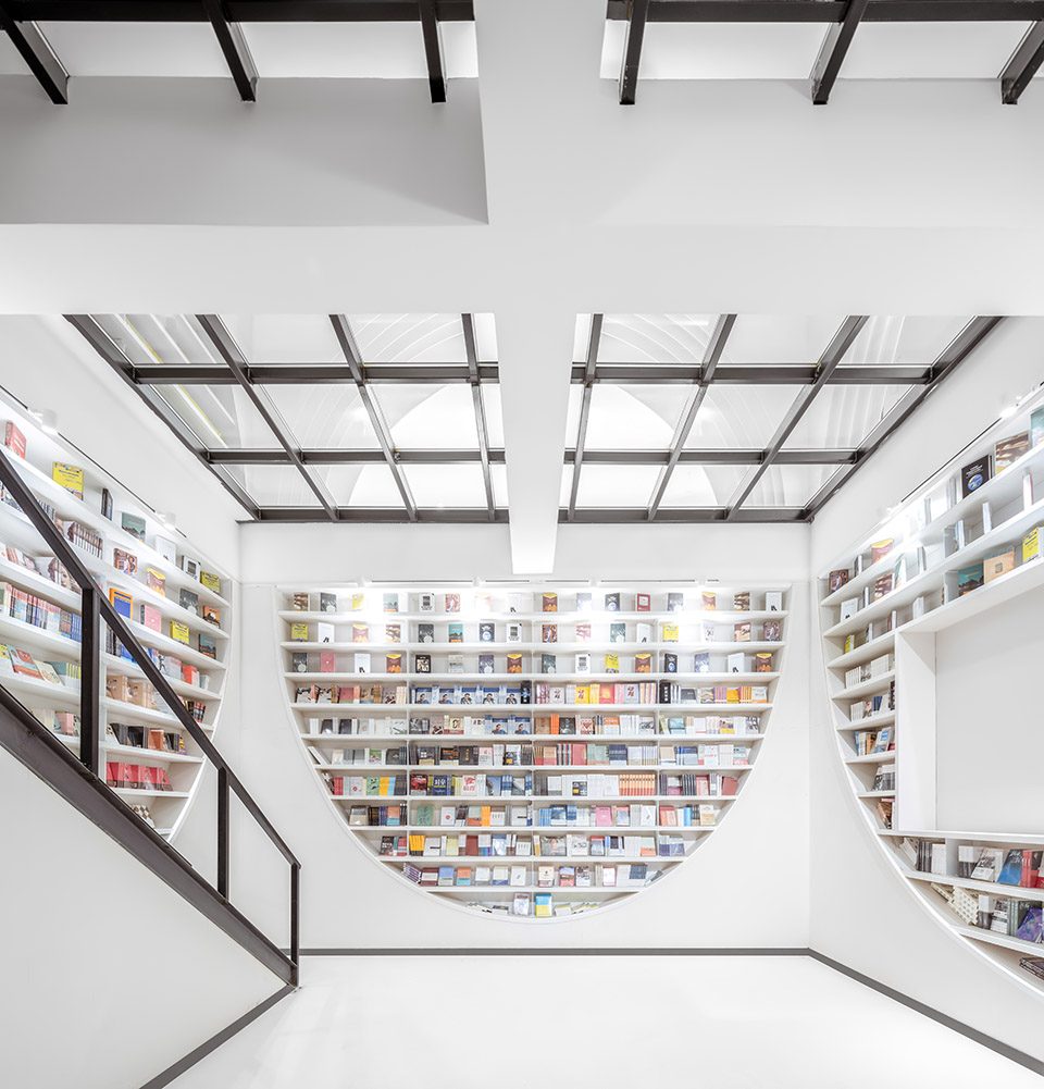 White Comedy of Xi’an Zhongshu Bookstore China by Wutopia Lab