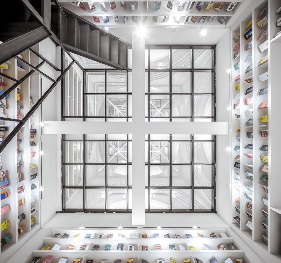 White Comedy of Xi’an Zhongshu Bookstore China by Wutopia Lab