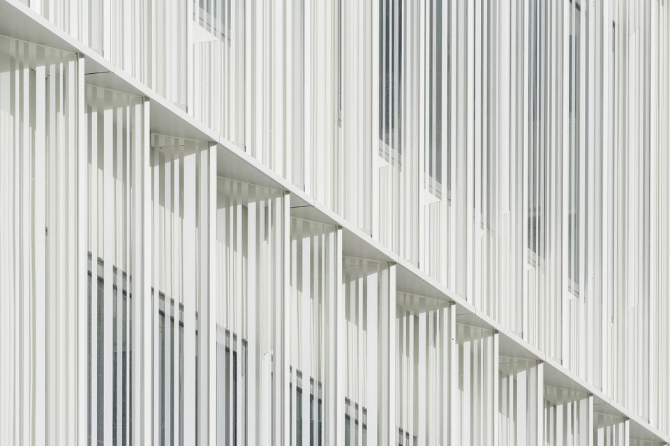 archimede offices and gymnasium in bercy by brenac gonzalez associes